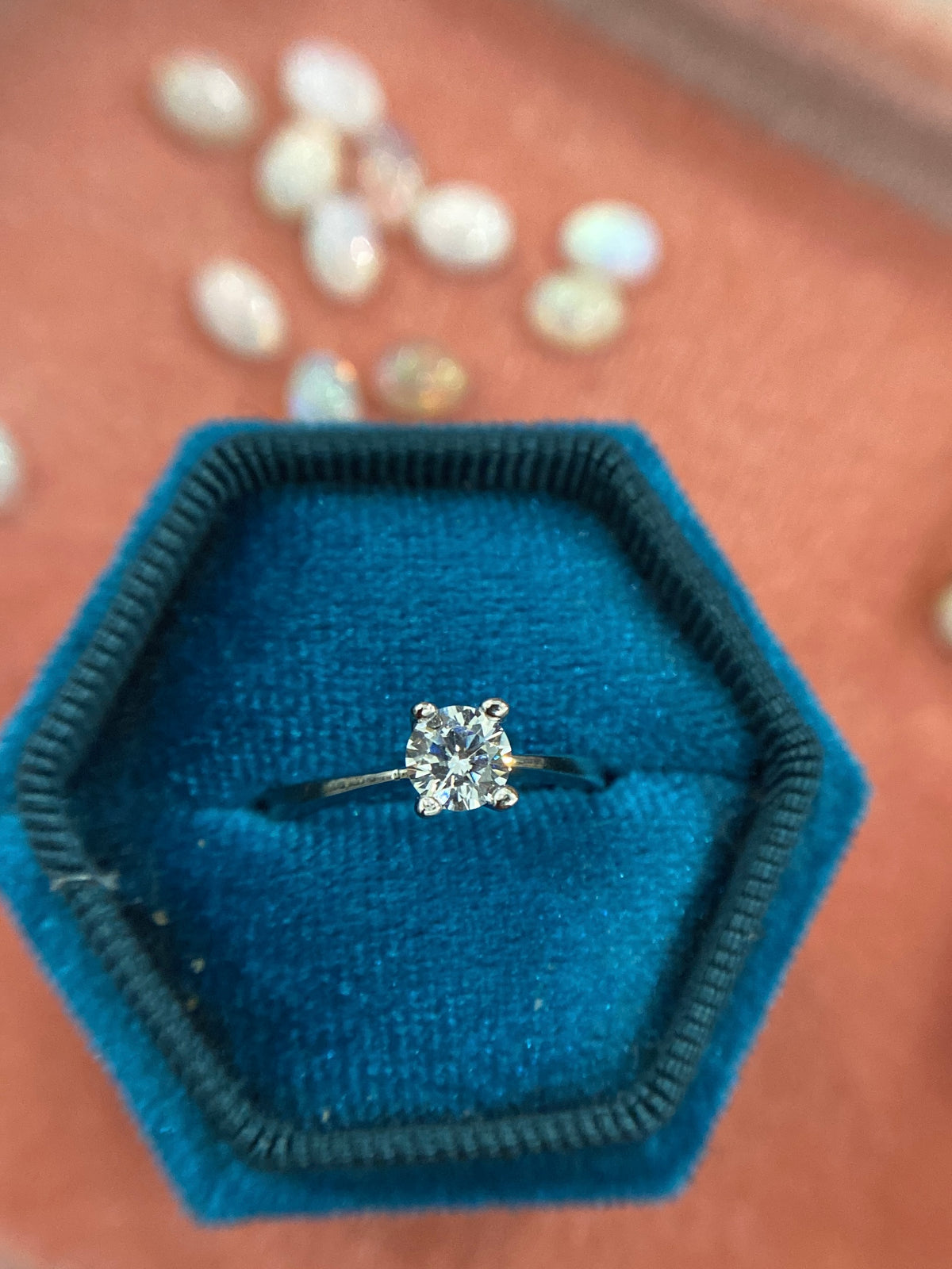 Anello Uomo Con Lettera Personalizzata &ndash; Moissanite Rotondo 5 Carati &ndash; Argento 925 Placcato Oro Bianco &ndash; Regalo