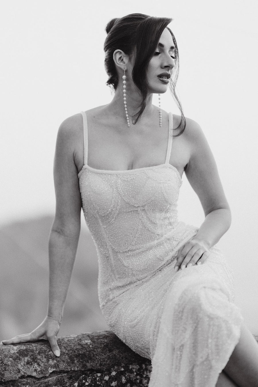 Orecchini della Maison indossati con un abito da sposa